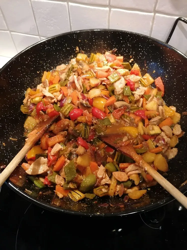 Plat Vietnamien Légumes Sautées Au Poulet Et À L'ananas